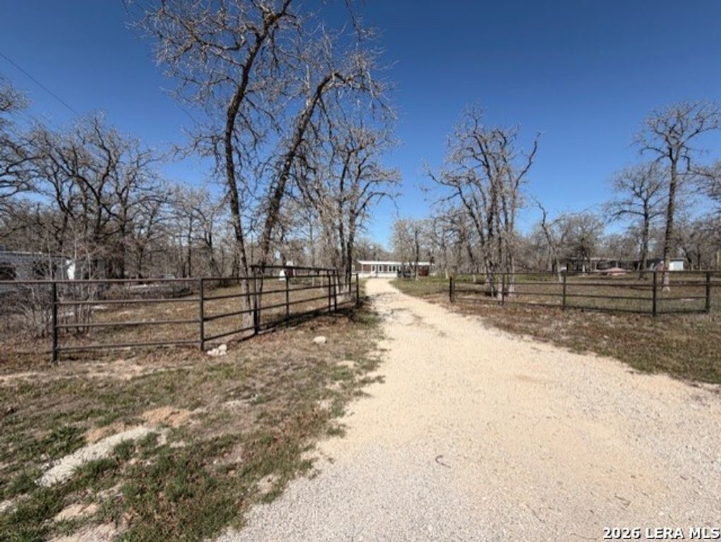 181 Oak Valley, La Vernia, TX 78121