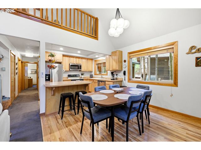 72430 E SMITH Loop, Rhododendron, OR 97049