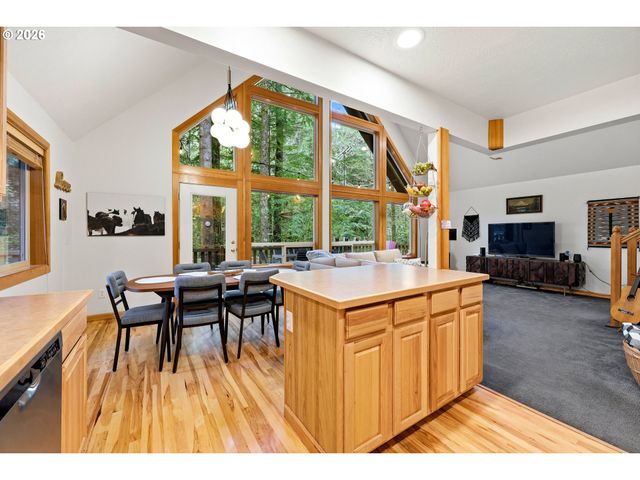 72430 E SMITH Loop, Rhododendron, OR 97049