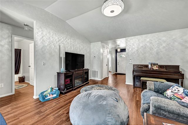 64 Cheryl Circle, Bentonville, AR 72712