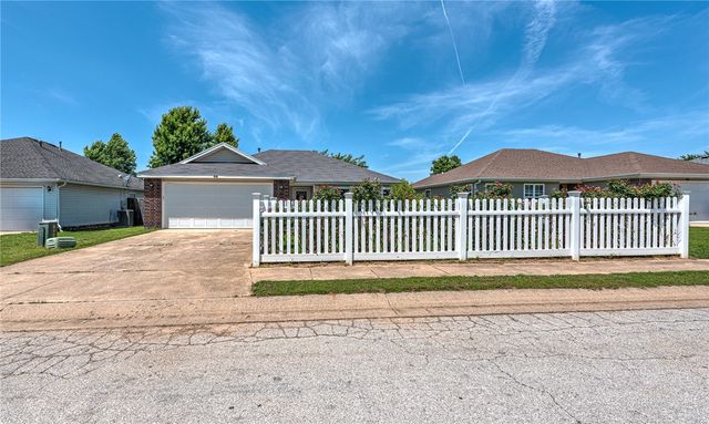 64 Cheryl Circle, Bentonville, AR 72712