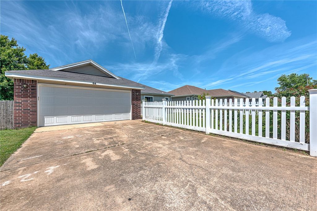 64 Cheryl Circle, Bentonville, AR 72712