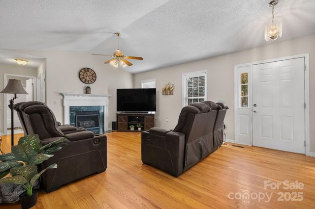 815 Catawba Valley Boulevard SE, Hickory, NC 28602