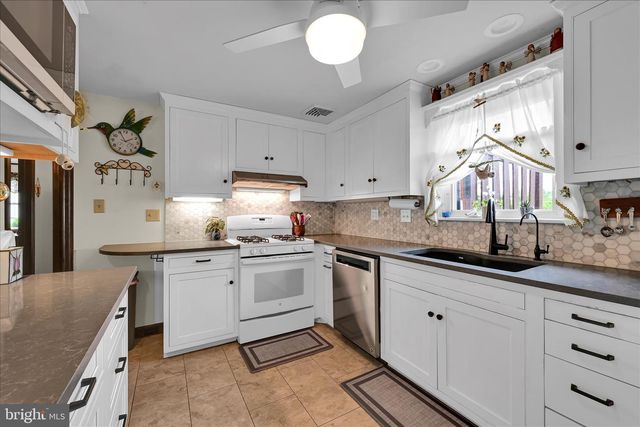 4 N CONESTOGA VIEW DR, Akron, PA 17501