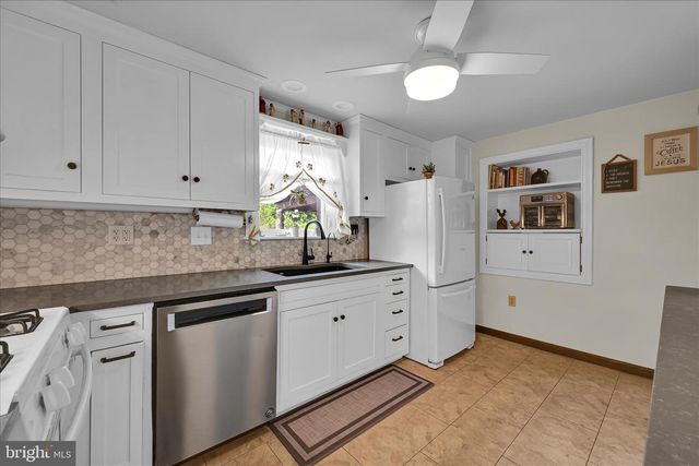 4 N CONESTOGA VIEW DR, Akron, PA 17501