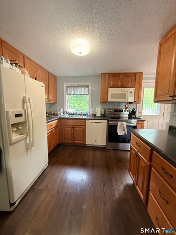 4 Harbor View Avenue, Waterford, CT 06385