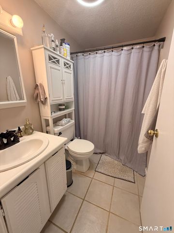 4 Harbor View Avenue, Waterford, CT 06385