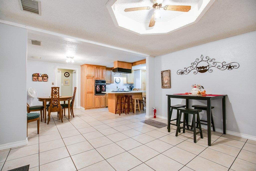 Image 13 of property listing at 207 E 28th St, San Angelo, TX 76903