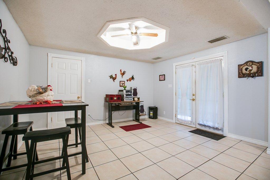 Image 14 of property listing at 207 E 28th St, San Angelo, TX 76903