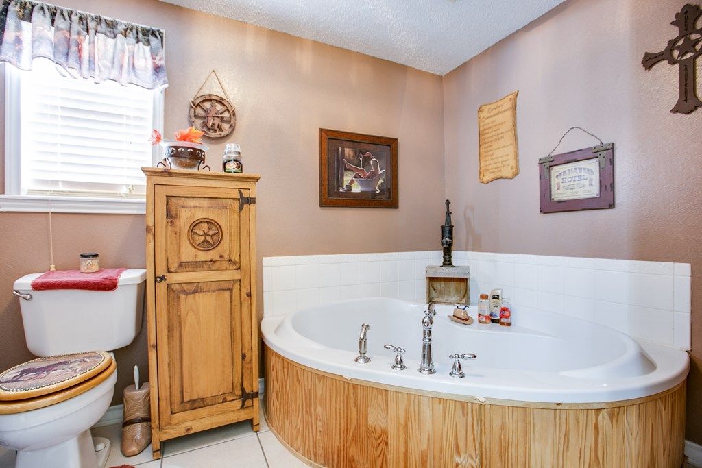 Image 17 of property listing at 207 E 28th St, San Angelo, TX 76903