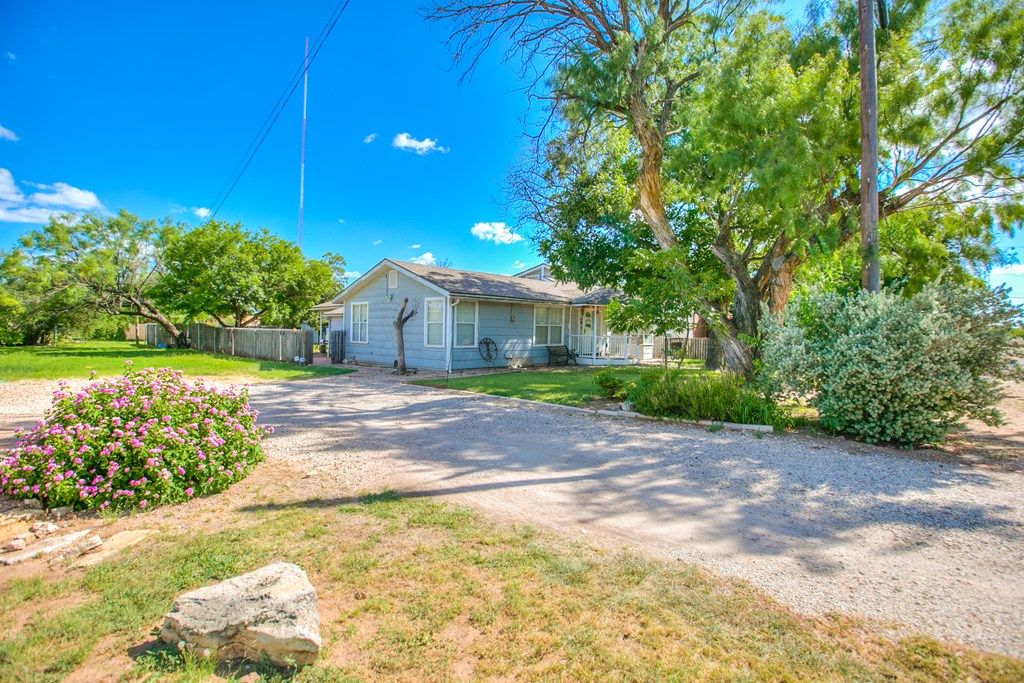 Image 2 of property listing at 207 E 28th St, San Angelo, TX 76903