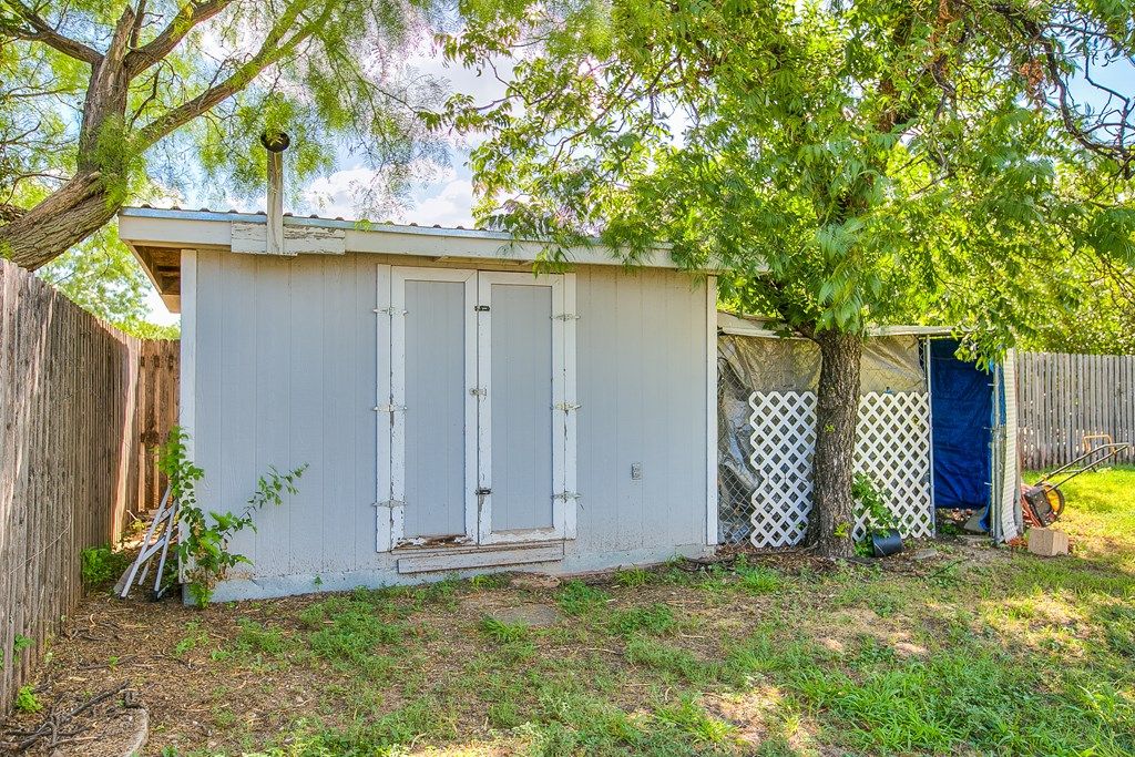 Image 32 of property listing at 207 E 28th St, San Angelo, TX 76903