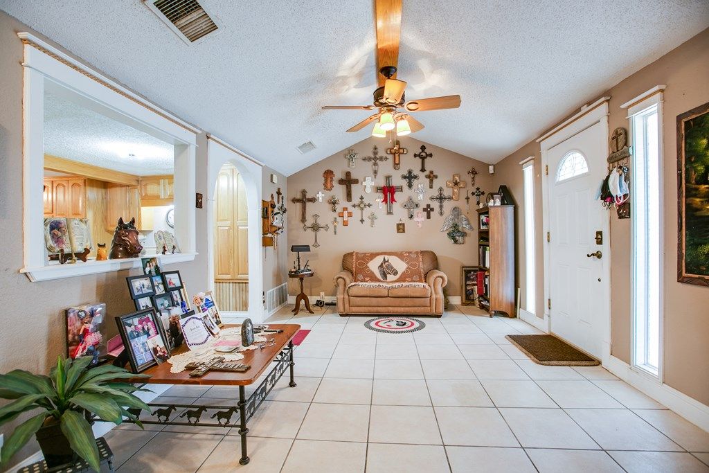 Image 8 of property listing at 207 E 28th St, San Angelo, TX 76903