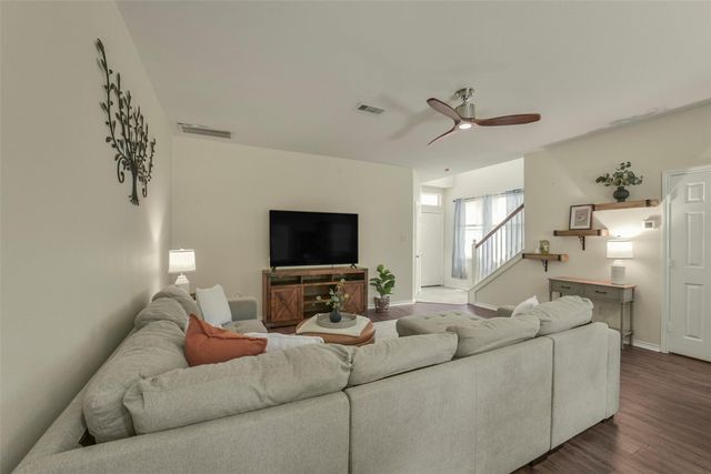 711 Hallsleigh Lane, Houston, TX 77090