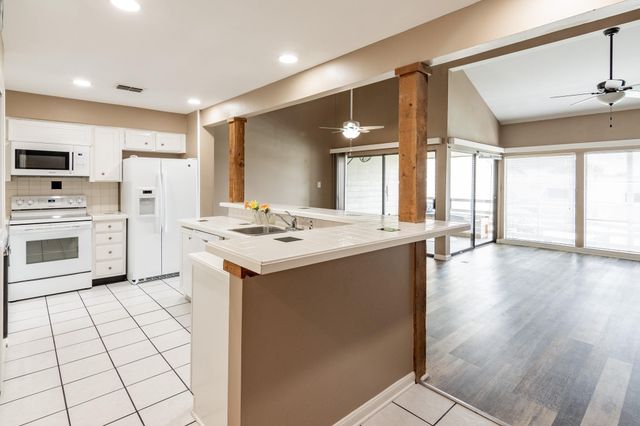 44 April Point Drive S, Montgomery, TX 77356