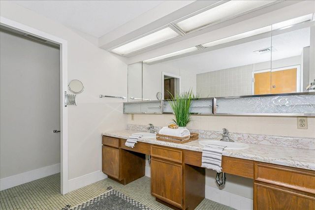 1401 W River Blvd, Wichita, KS 67203