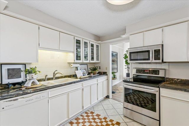 1401 W River Blvd, Wichita, KS 67203