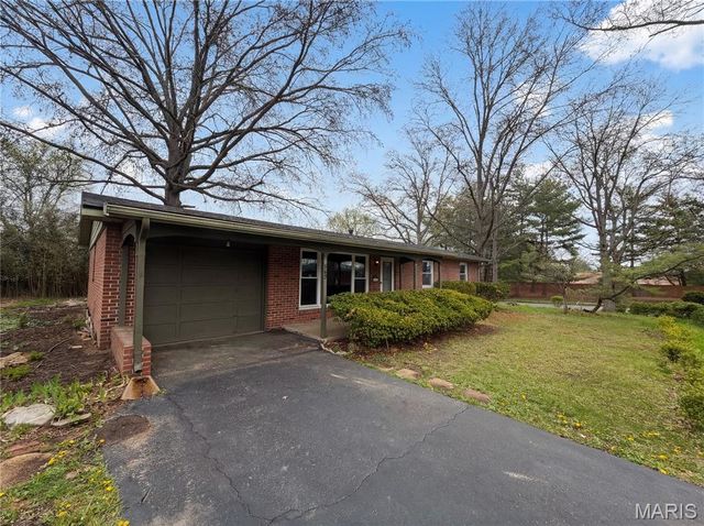 569 Lodge Drive, St Louis, MO 63126