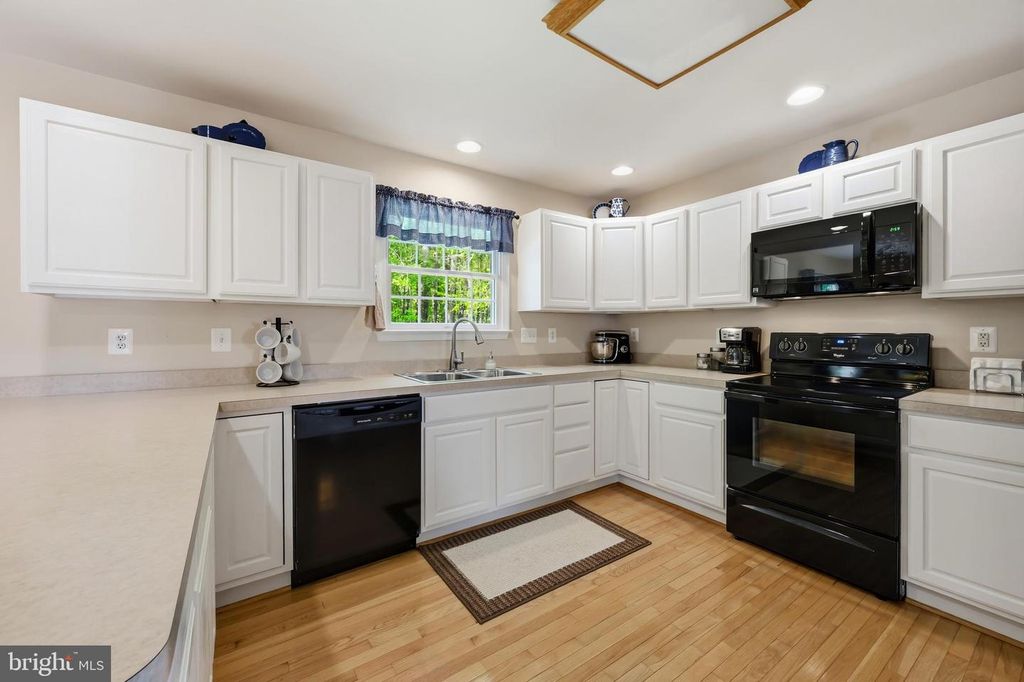 Image 11 of property listing at 112 RILIAN CT, Grasonville, MD 21638