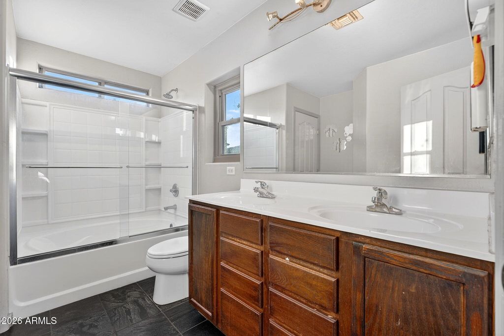 Image 14 of property listing at 7612 S 64TH Lane, Laveen, AZ 85339