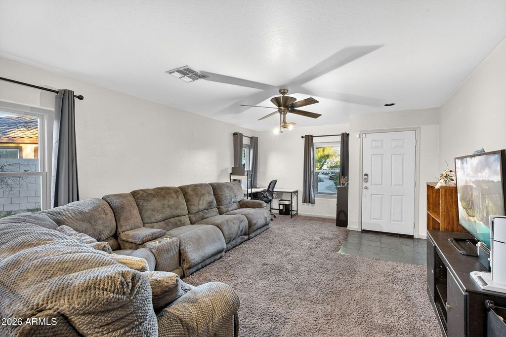 Image 5 of property listing at 7612 S 64TH Lane, Laveen, AZ 85339