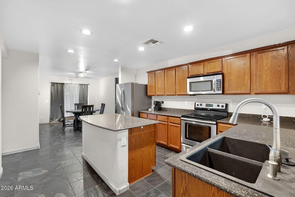 Image 9 of property listing at 7612 S 64TH Lane, Laveen, AZ 85339