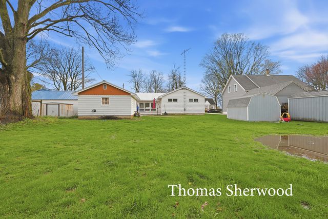 409 W Oak Street, Fremont, MI 49412