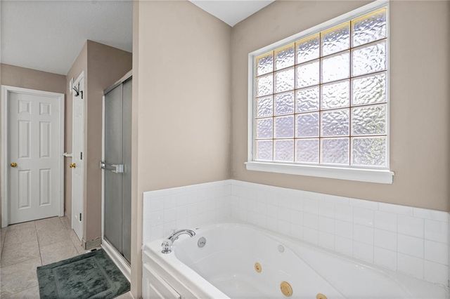 2512 NE Horseshoe Drive, Lee's Summit, MO 64086