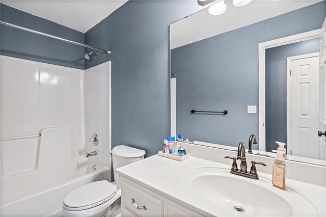 2512 NE Horseshoe Drive, Lee's Summit, MO 64086