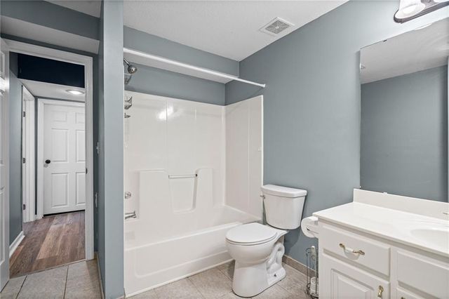 2512 NE Horseshoe Drive, Lee's Summit, MO 64086