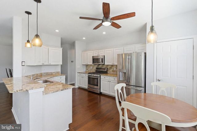 4 AMBROSE DR, Columbus, NJ 08022