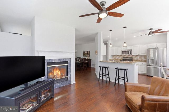 4 AMBROSE DR, Columbus, NJ 08022