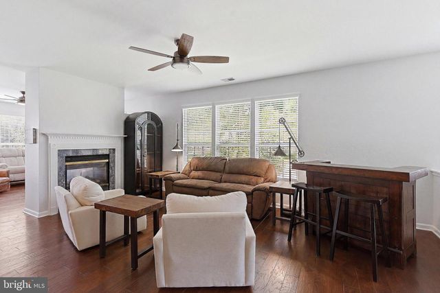 4 AMBROSE DR, Columbus, NJ 08022