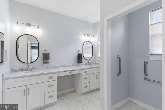 4 AMBROSE DR, Columbus, NJ 08022