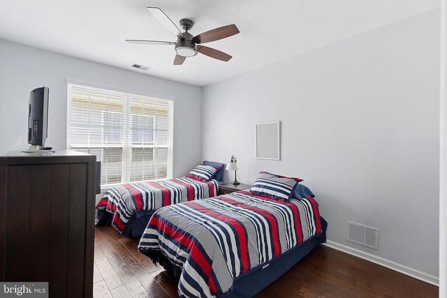 4 AMBROSE DR, Columbus, NJ 08022