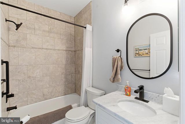 4 AMBROSE DR, Columbus, NJ 08022