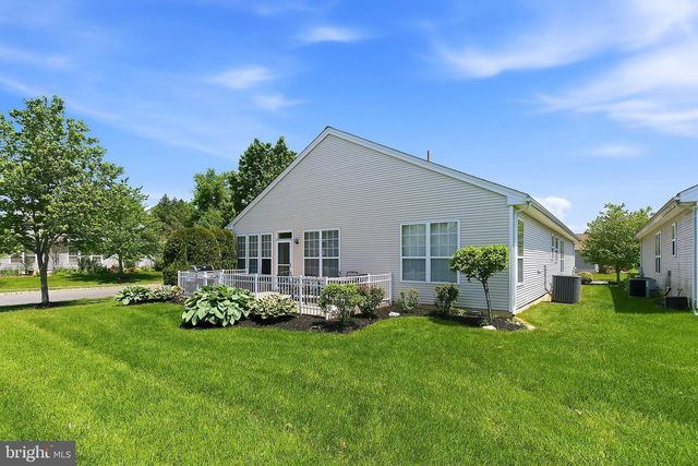 4 AMBROSE DR, Columbus, NJ 08022