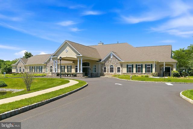 4 AMBROSE DR, Columbus, NJ 08022