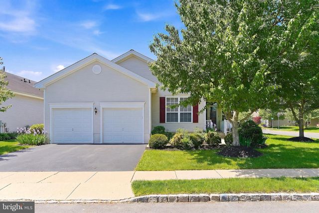 4 AMBROSE DR, Columbus, NJ 08022