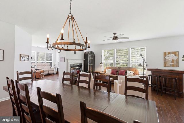 4 AMBROSE DR, Columbus, NJ 08022
