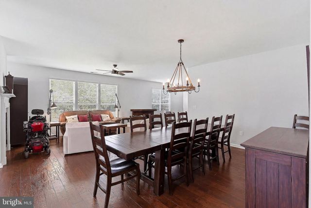 4 AMBROSE DR, Columbus, NJ 08022