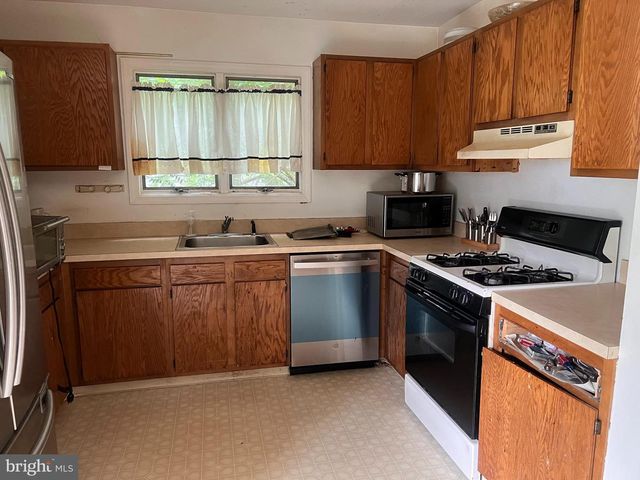 9 BOLEYN CT, Ewing, NJ 08628