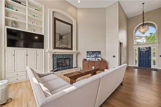 609 NE Persimmon Circle, Lee's Summit, MO 64064