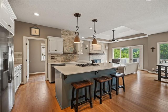 609 NE Persimmon Circle, Lee's Summit, MO 64064