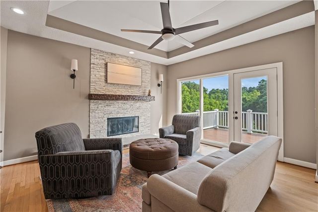 609 NE Persimmon Circle, Lee's Summit, MO 64064