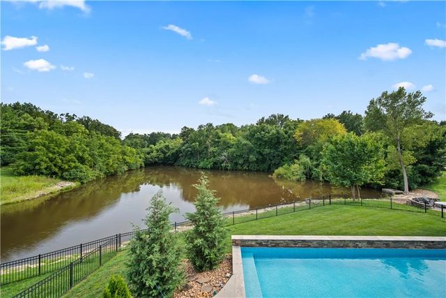 609 NE Persimmon Circle, Lee's Summit, MO 64064