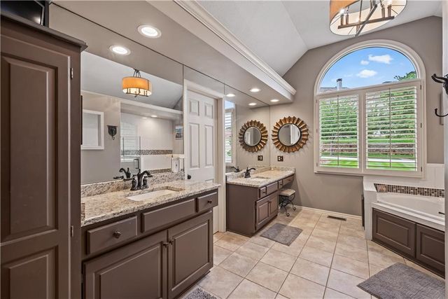609 NE Persimmon Circle, Lee's Summit, MO 64064