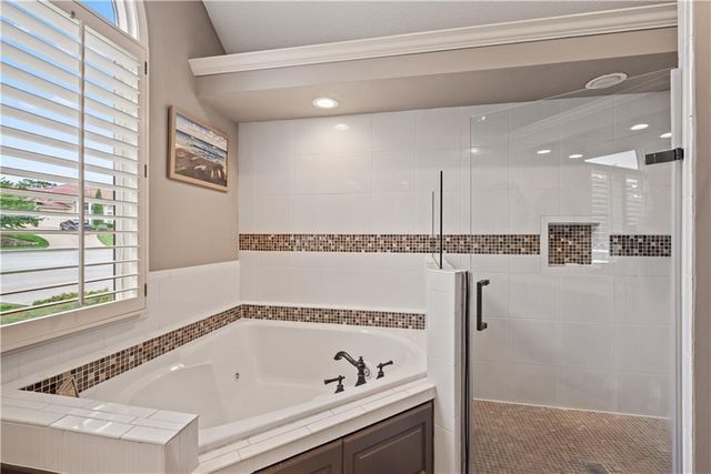 609 NE Persimmon Circle, Lee's Summit, MO 64064