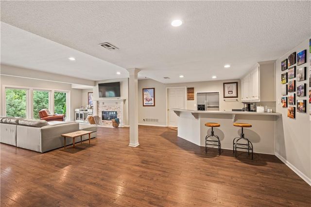 609 NE Persimmon Circle, Lee's Summit, MO 64064