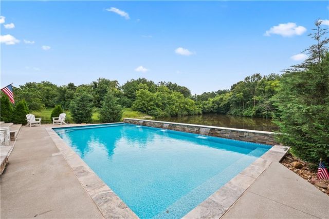 609 NE Persimmon Circle, Lee's Summit, MO 64064